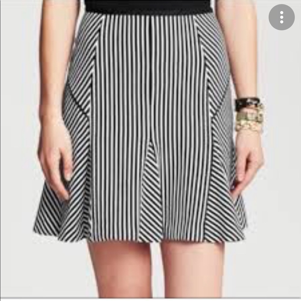 Banana Republic Black and White fluted skirt